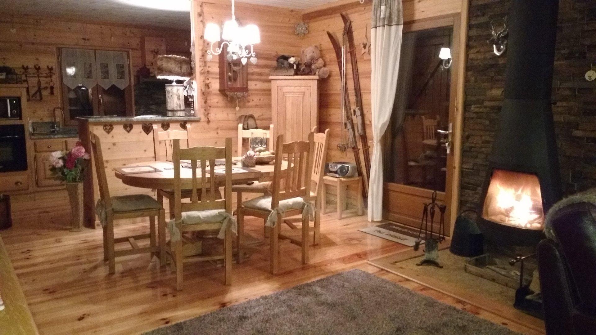 L'espace repas. Avec ses deux rallonges supplémentaires la table peut accueillir 8 convives. 
Nous ne manquerez de rien ; toute la vaisselle est très complète, pour mettre les petits plats dans les grands !