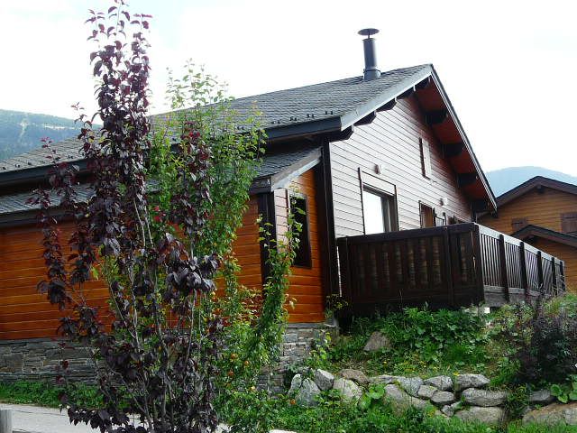 Vue d'ensemble du chalet, coté terrasse qui vous offre une vue sur Font Romeu, Pyrénées 2000 et toute la chaîne de montagnes ! Le Chalet est au coeur d'un ensemble de chalets individuels. Accès immédiat aux chemins de randonnées. 