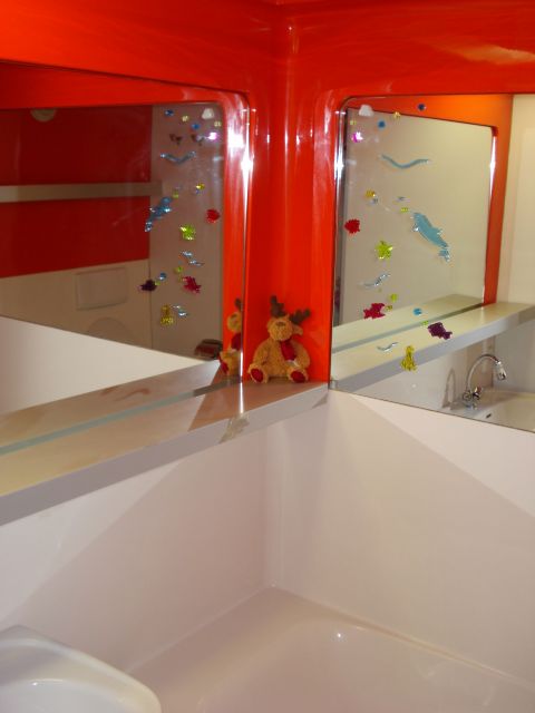 salle de bain avec baignoire