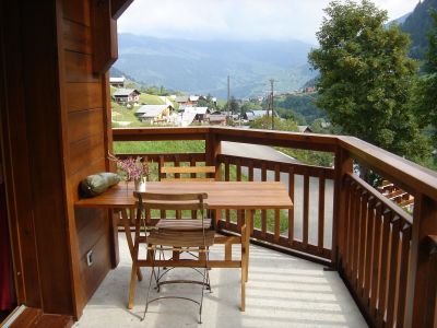 Une partie du grand balcon, avec vue sur Hauteluce et les Saisies.
Table et chaises en bois + coffre de rangement