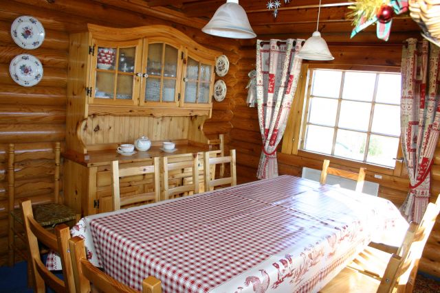 SALLE A MANGER- 10 PERSONNES A TABLE, table pour bébé.