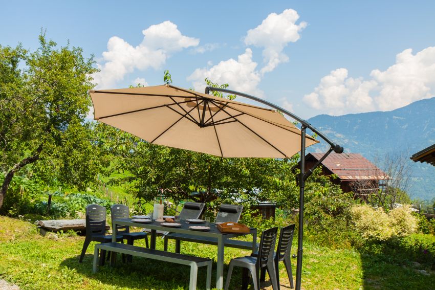 Table dans le jardin en été