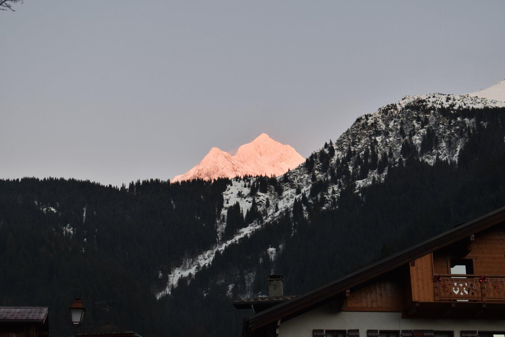 vue du chalet soleil couchant à noël