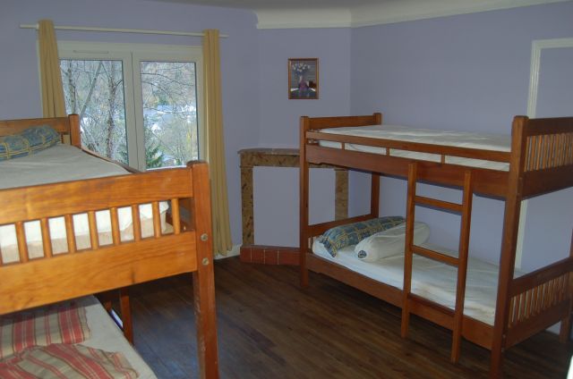 Chambre à quatre couchages : 2 lits superposés.