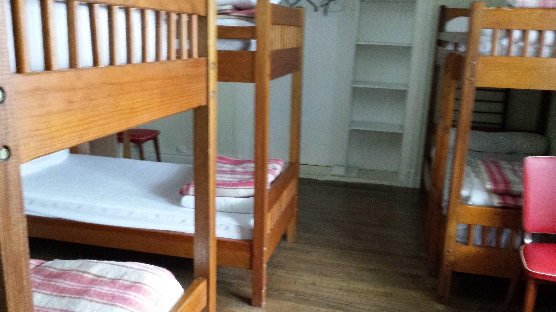 chambre à 6 couchages 3 lits superposés