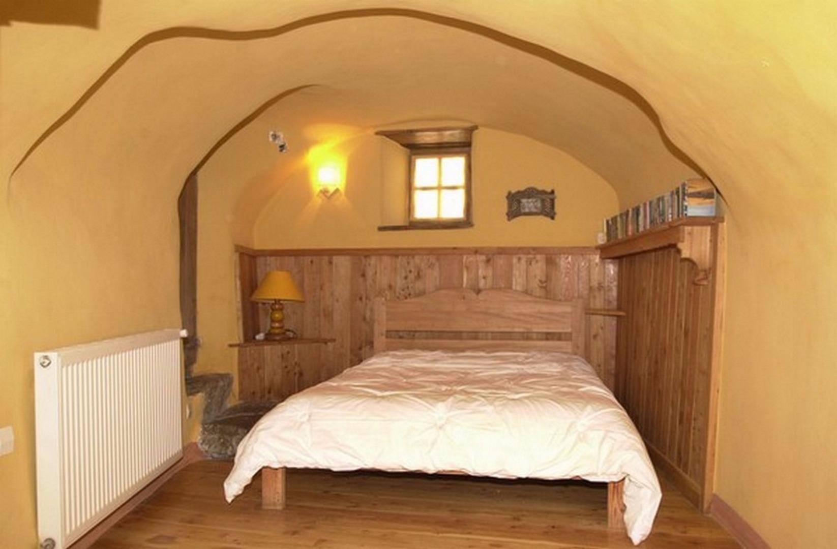 Une chambre avec un lit deux places.