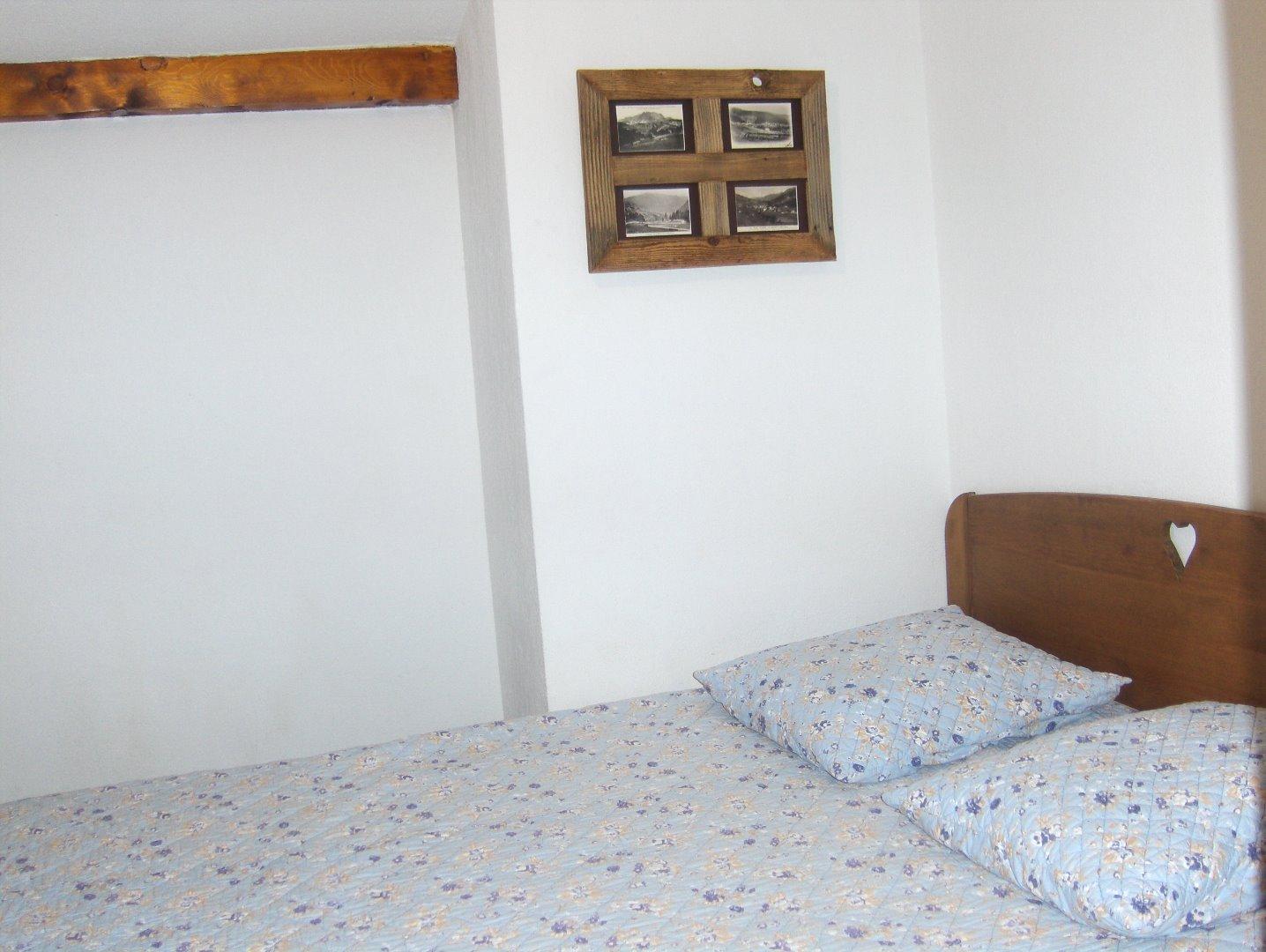 Chambre 2
couchage 2 personnes lit 140 cm + placard