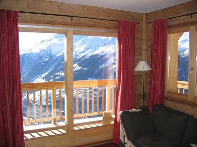 La grande baie vitrée et le balcon
