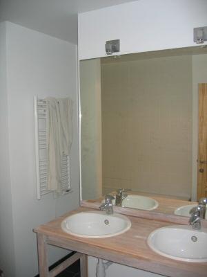 Une des deux salles de bain
