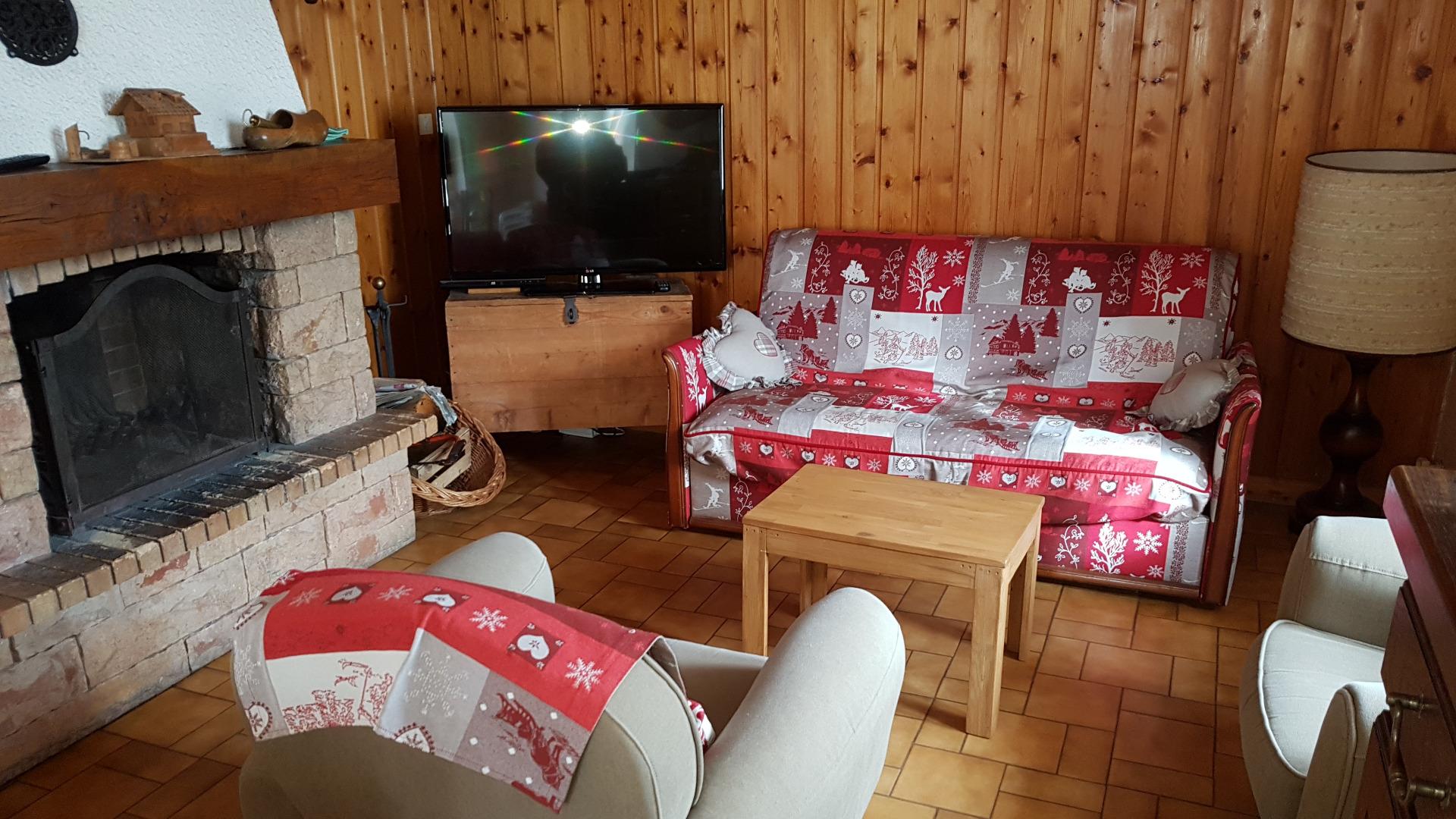 Salon avec cheminée d'agrément (bois fourni) écran plat led et chaine hifi avec mini-disques