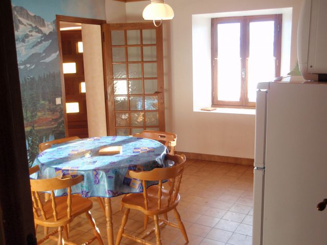 Coin repas possible dans la cuisine
