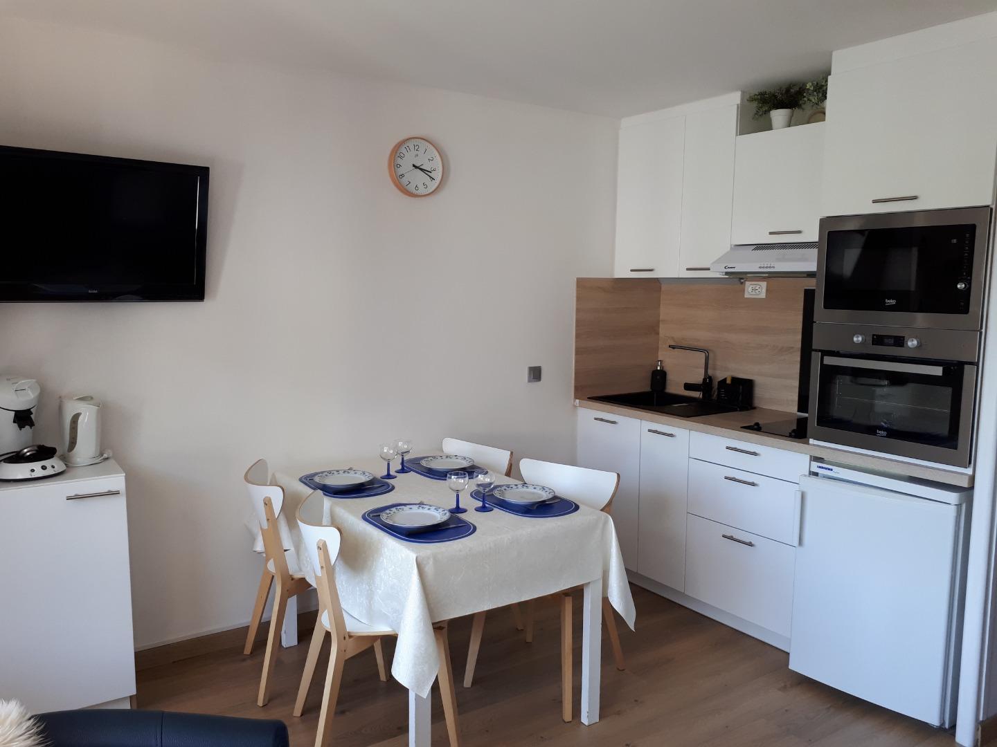 Cuisine équipée et coin repas