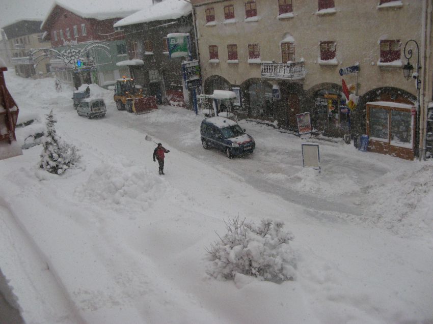 rue principale enneigée l'hiver