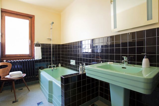Salle de Bains au  1er étage.Il y a également 2 autres salles de bains privées dans 2 chambres et une cabine de douche indépendante.