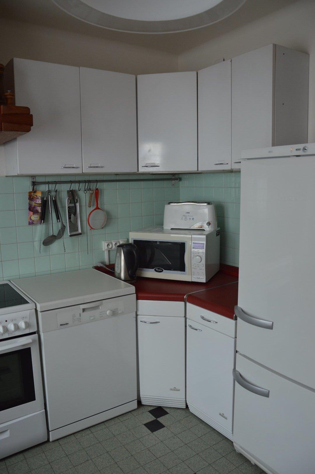 Cuisine Rétro mais bien equipée ! Frigo, micronde, lave- vaiselle..... la machine à laver est au rez de chaussée !