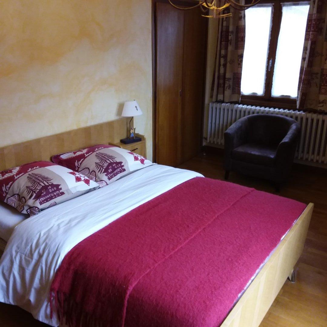 Chambre 1 en étage avec salle douche et balcon. 