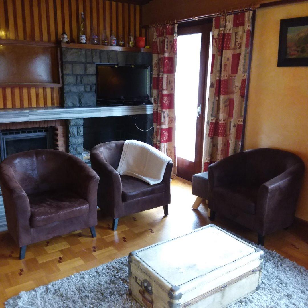 Salon avec TV, CD, WIFI, Google Stick, Netflix Account.
Deux grands balcons