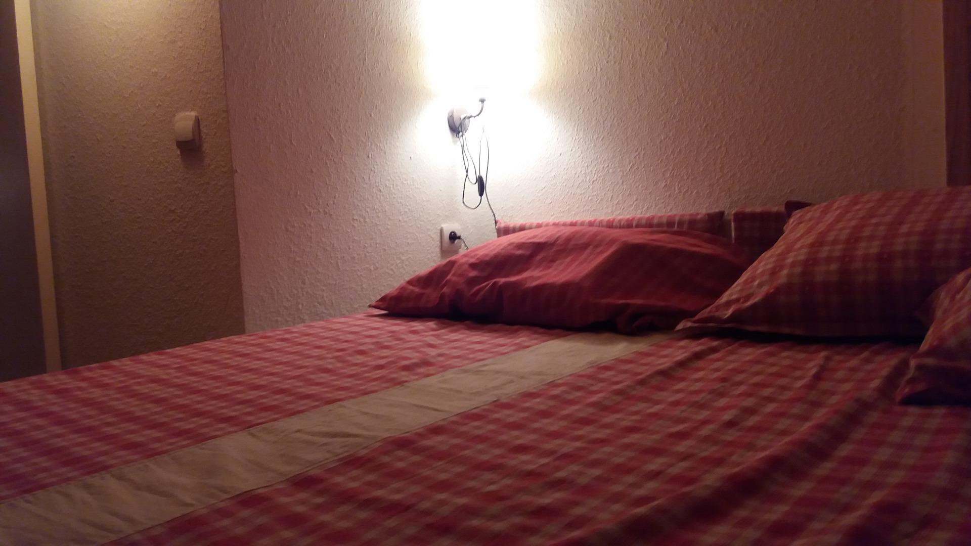 Nous voilà à l'étage, le lit est de 140 cm et cette chambre préférée des ados, dispose également de sa salle de bain et d'un toilette. Un fenestrons donne sur la pièce commune. 