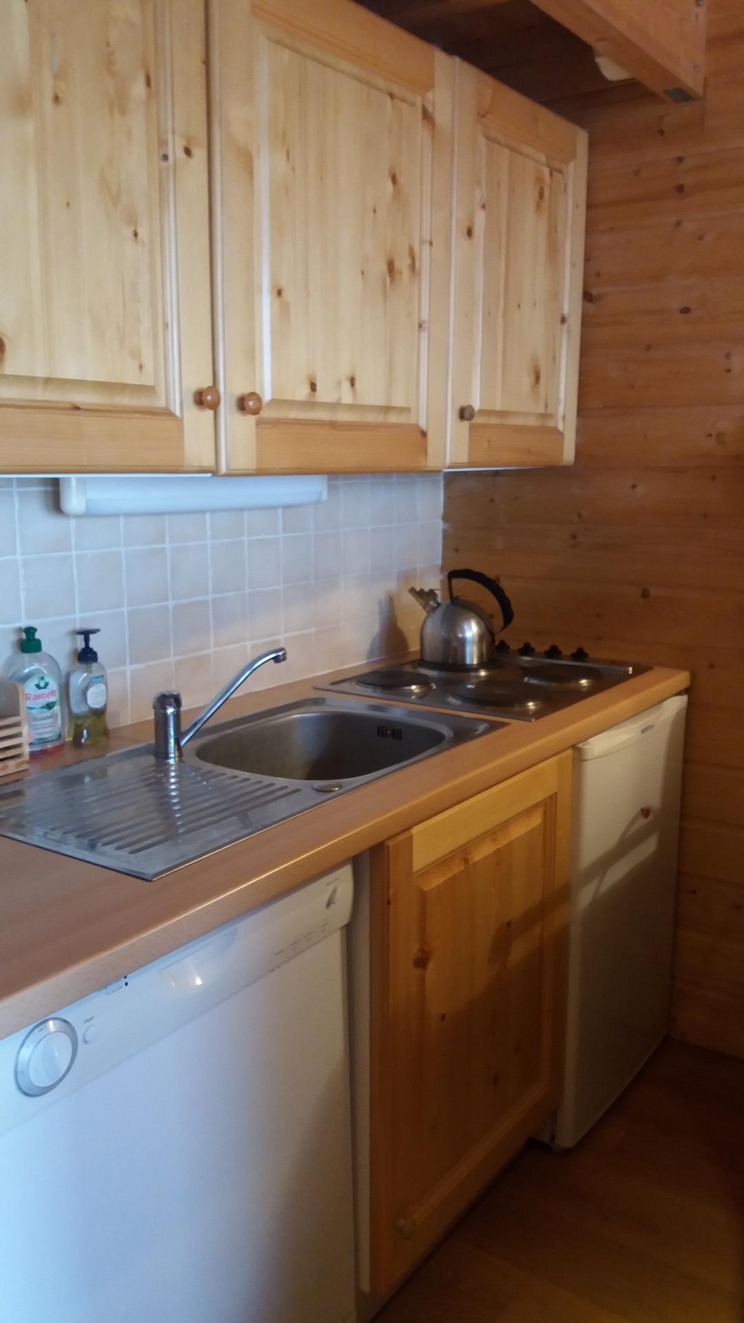 Dans le coin cuisine vous trouverez une batterie de poêle, casseroles, couteaux et ustensiles de cuisine ainsi que des couverts et une vaisselle de qualité, très loin du service type cantine. 