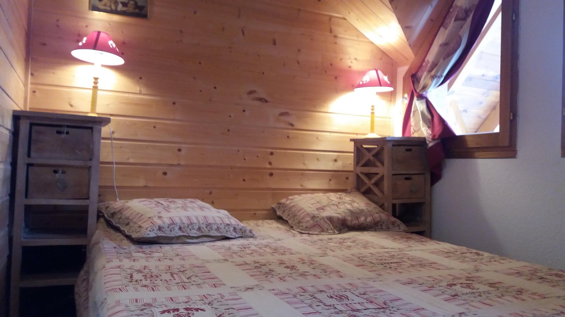 La plus grande chambre avec un lit en 160. une commode de rangement et un téléviseur. 