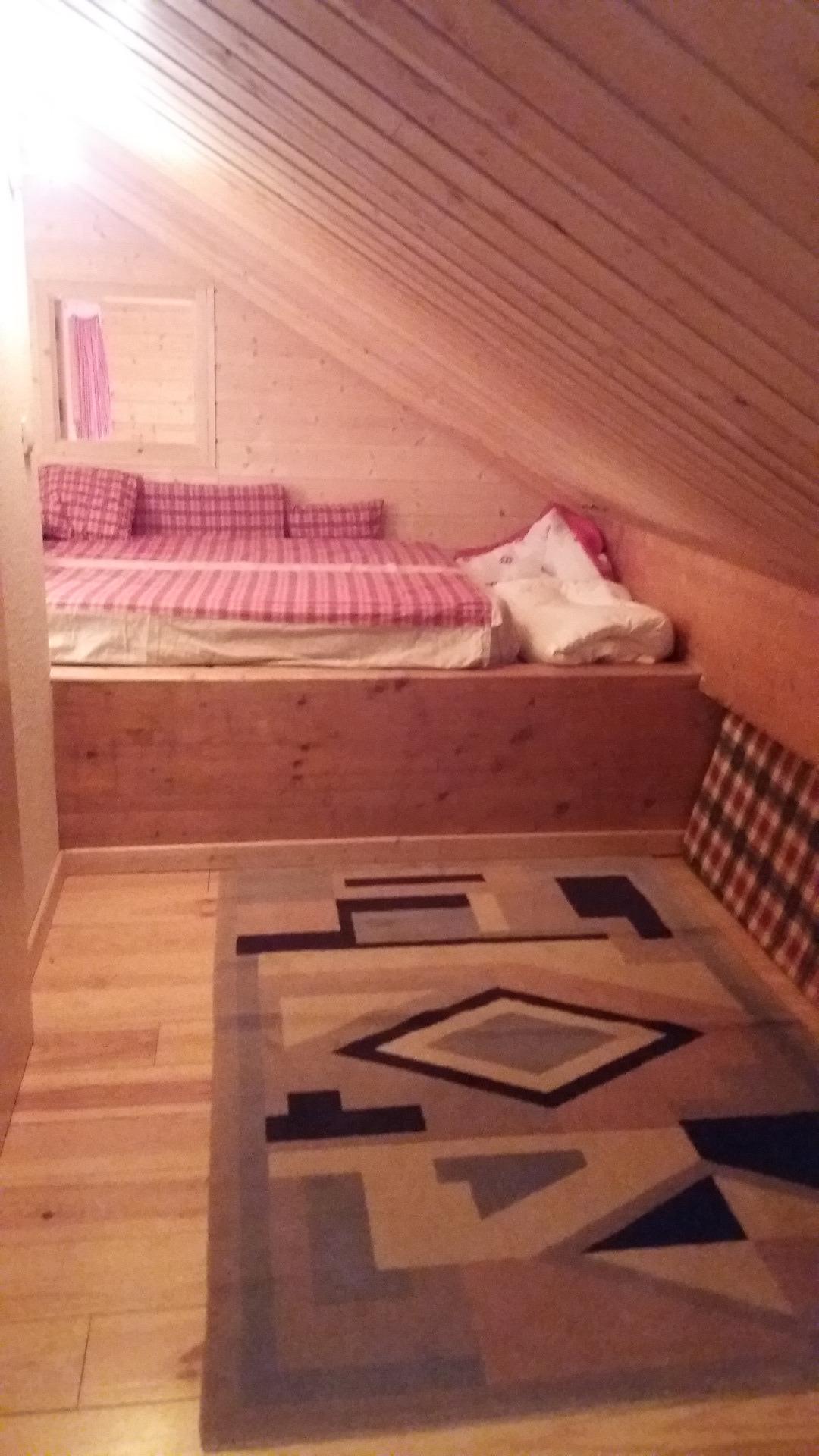 la mezzanine possède également un petit coin salon pour se retirer si on veut un peu s'isoler. 
