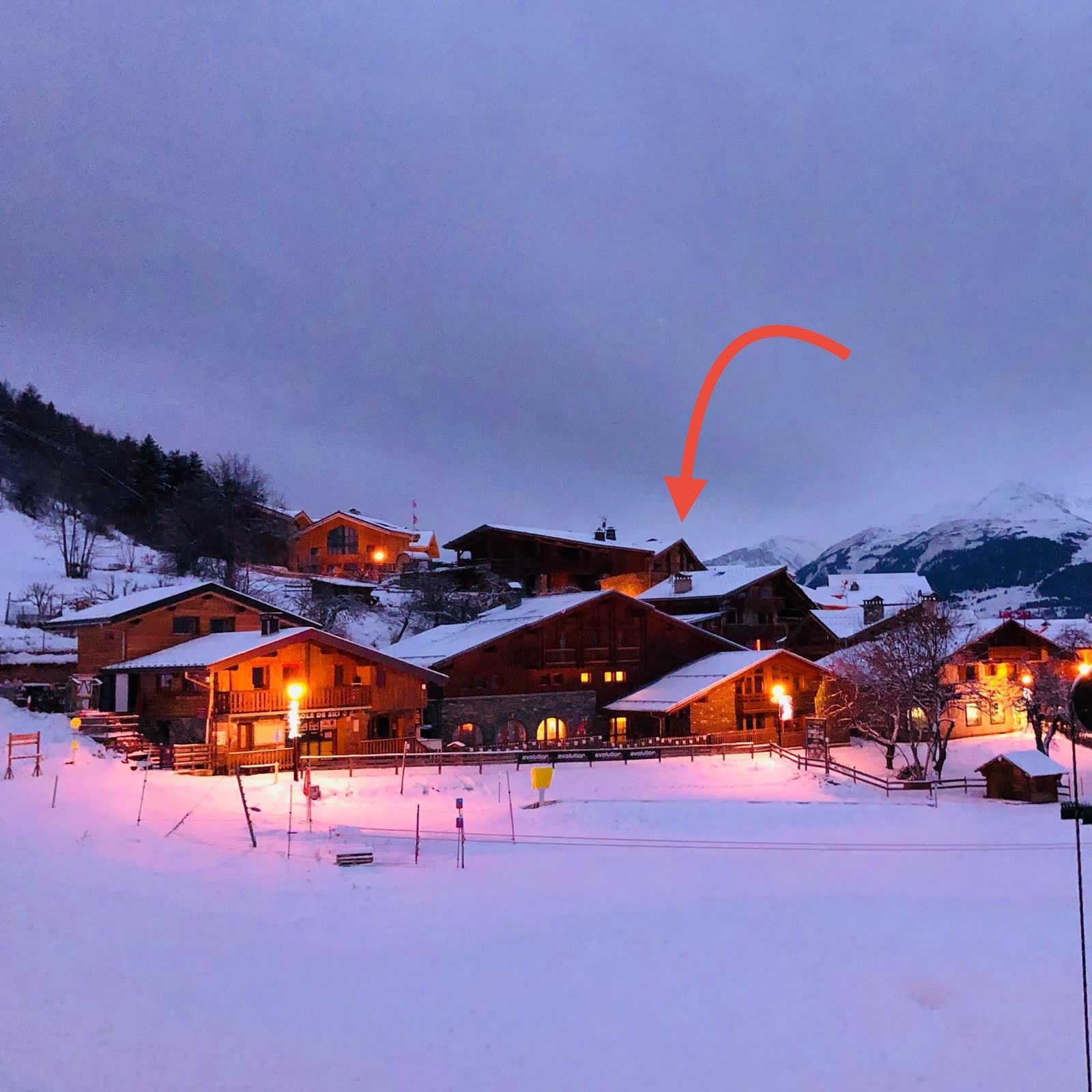 Vue de la station avec chalet en arrière-plan
