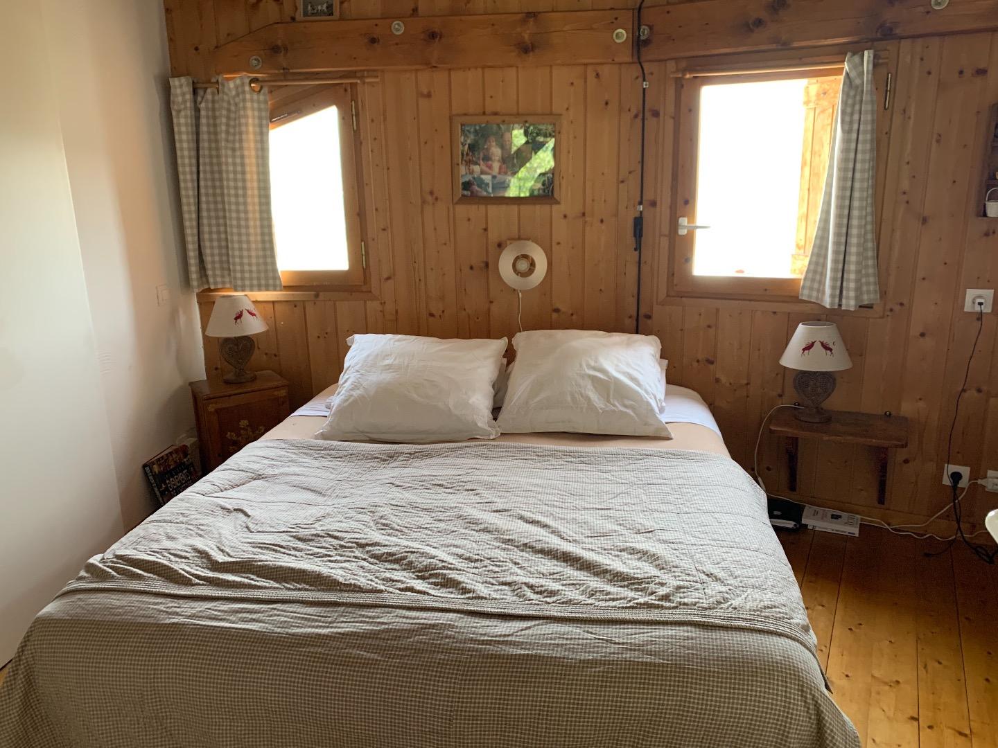 Chambre 4 (suite parentale 3ème étage) : lit double 160cm avec salle de douche et toilettes attenantes