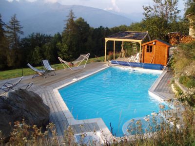 La Piscine est maintenant couvert avec un abri et fonctionne seulement en été