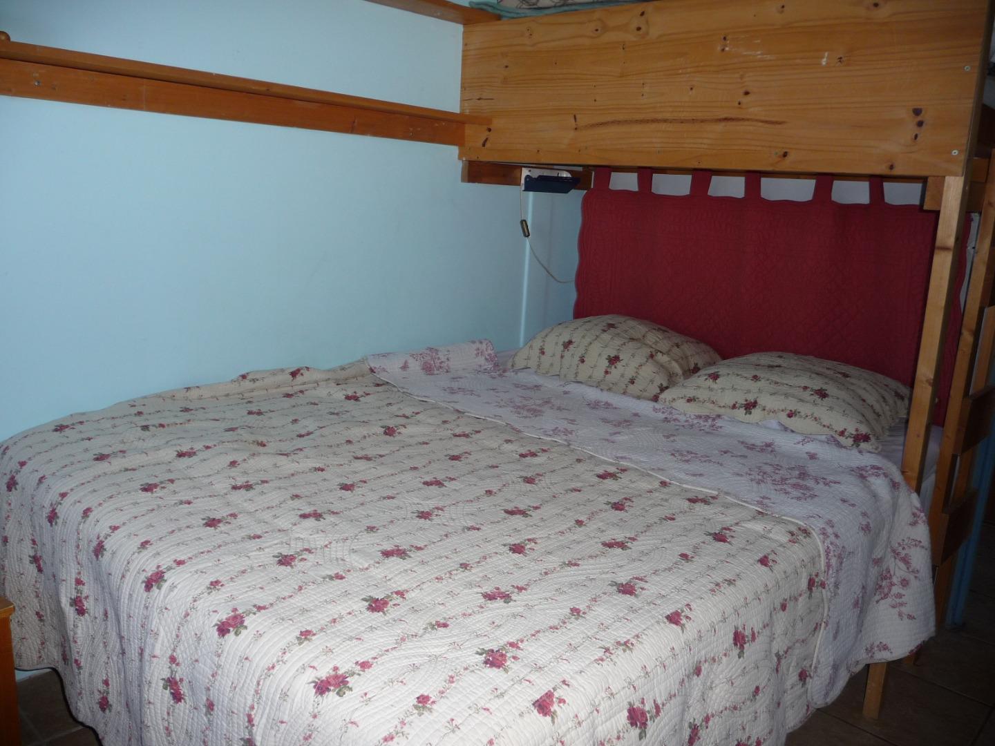 chambre avec grand lit de app van Bemmel
