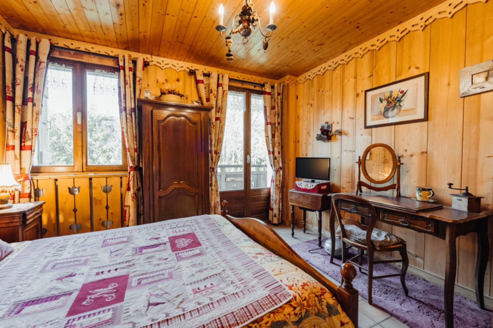 Chambre 2 avec lit double 140X200cm et TV écran plat donnant sur balcon