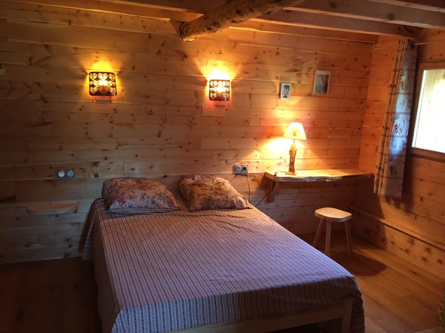 La chambre au  niveau de la pièce de vie.
Peut être utilisée par une personne à mobilité réduite.