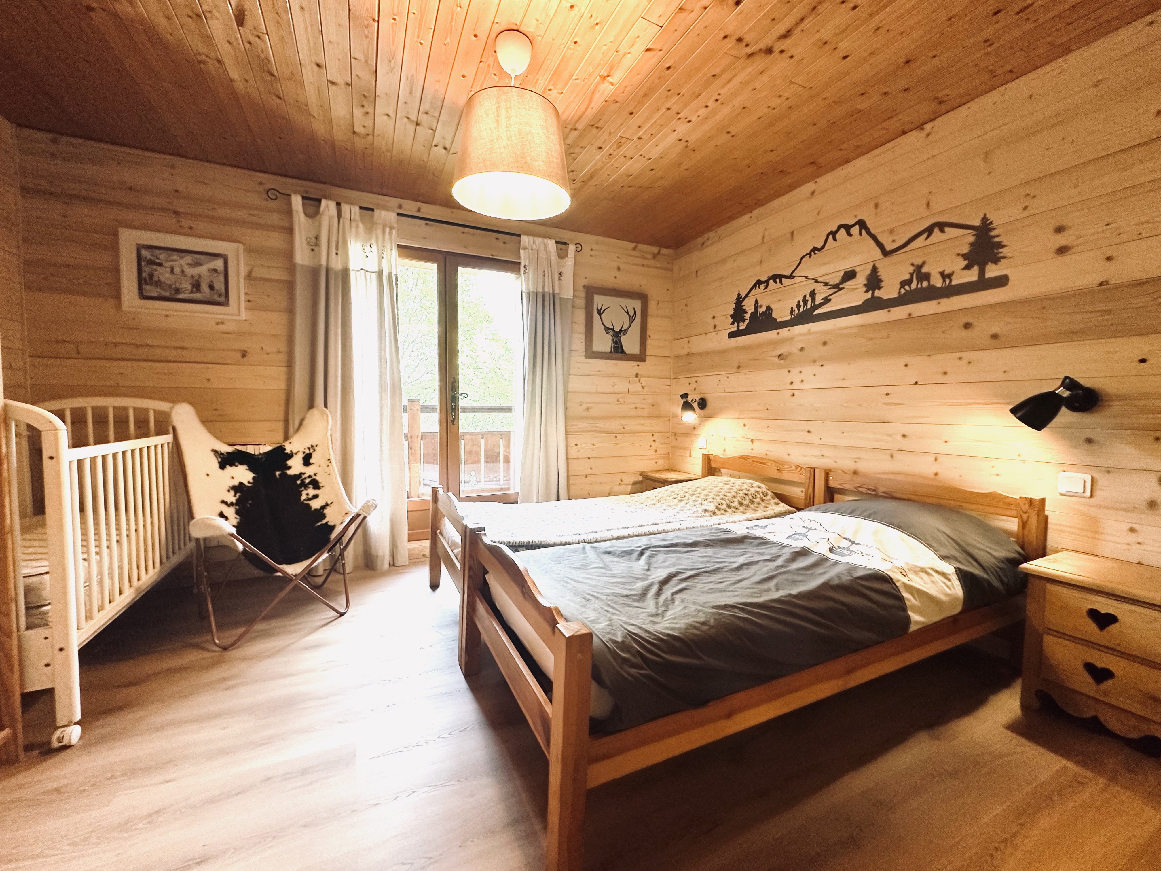 chambre 3 avec deux lits en 90 et un lit bébé à barreaux.