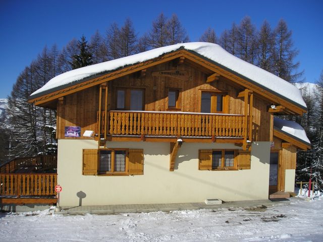 Chalet neuf calme, en lisière de forêt, exposé SUD/SUD OUEST, proche d'un télésiège débrayable 6 places.