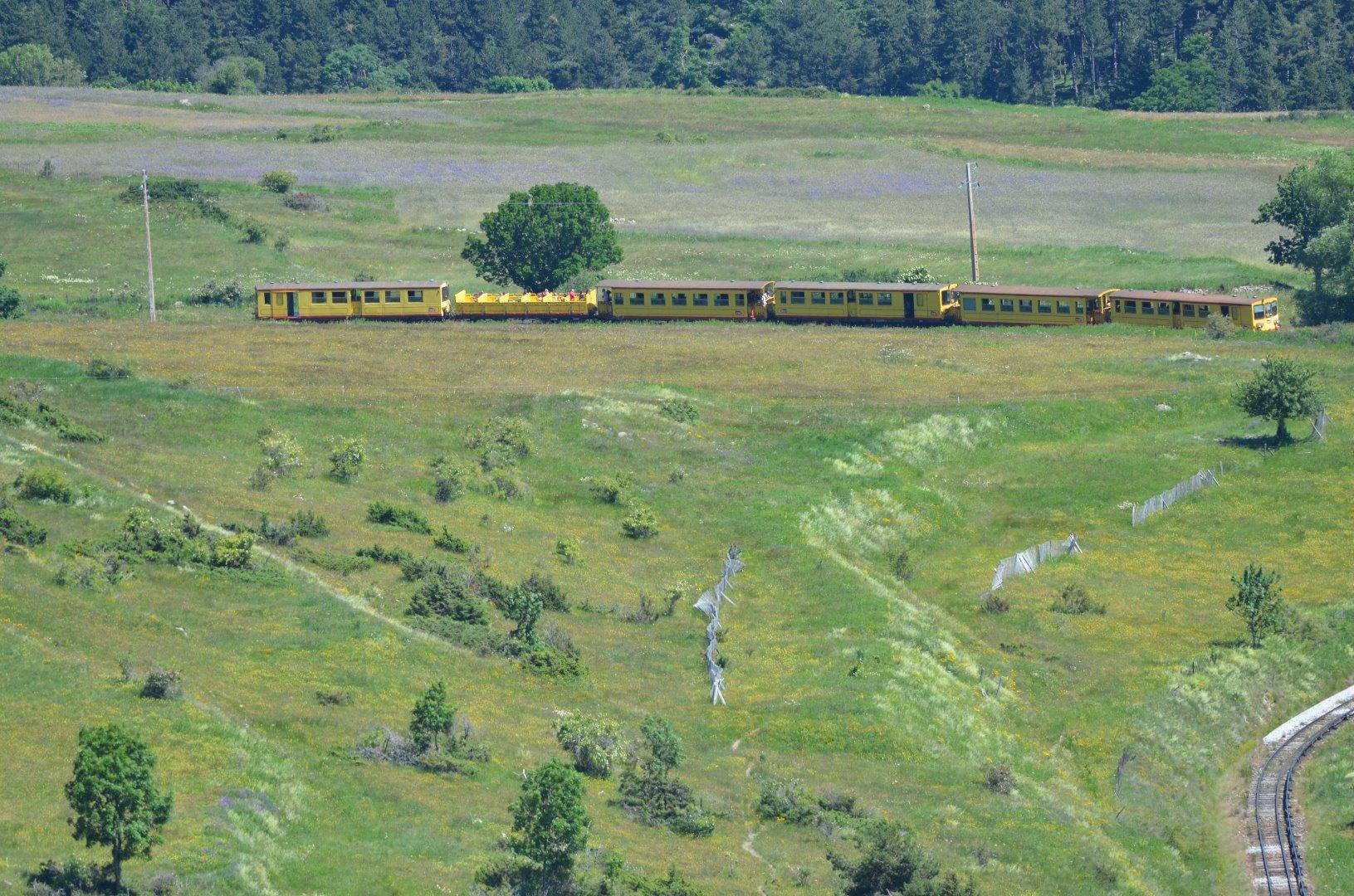 On peut apercevoir au loin le petit Train Jaune qui serpente la vallée.
