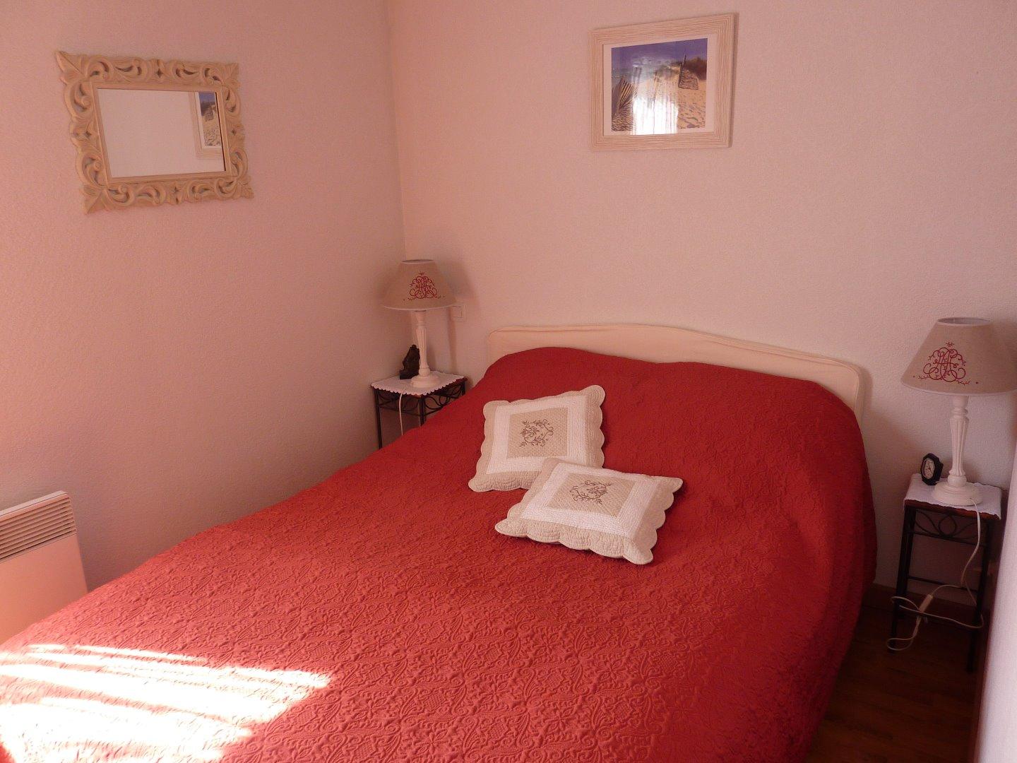 chambre à coucher indépendante avec accès terrasse côté Ouest
