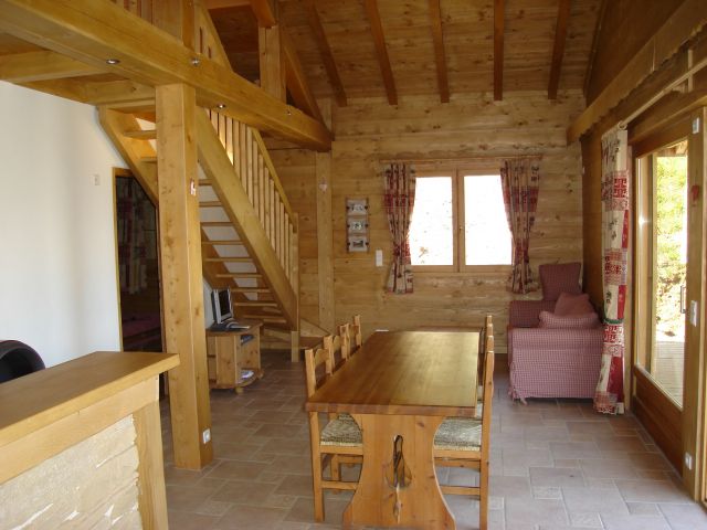 coin salon/salle à manger.
l'escalier donne sur la mezzanine