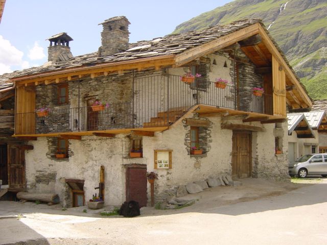 toit en lauzes, murs en pierres, balcon traditionnel,voilà un veritable chalet.
