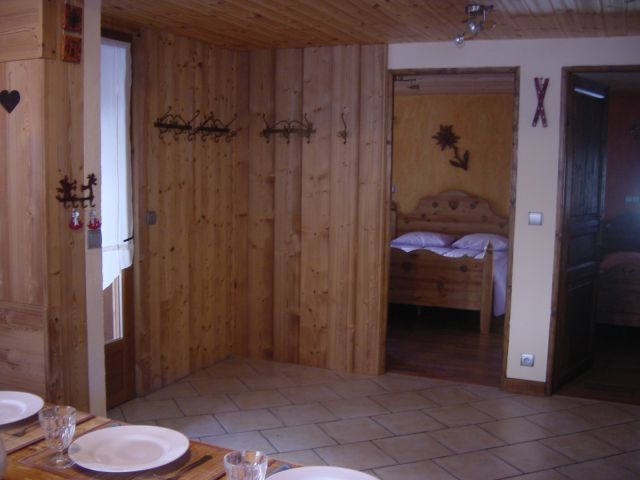 vue sur l'entrée du chalet et d'une chambre
