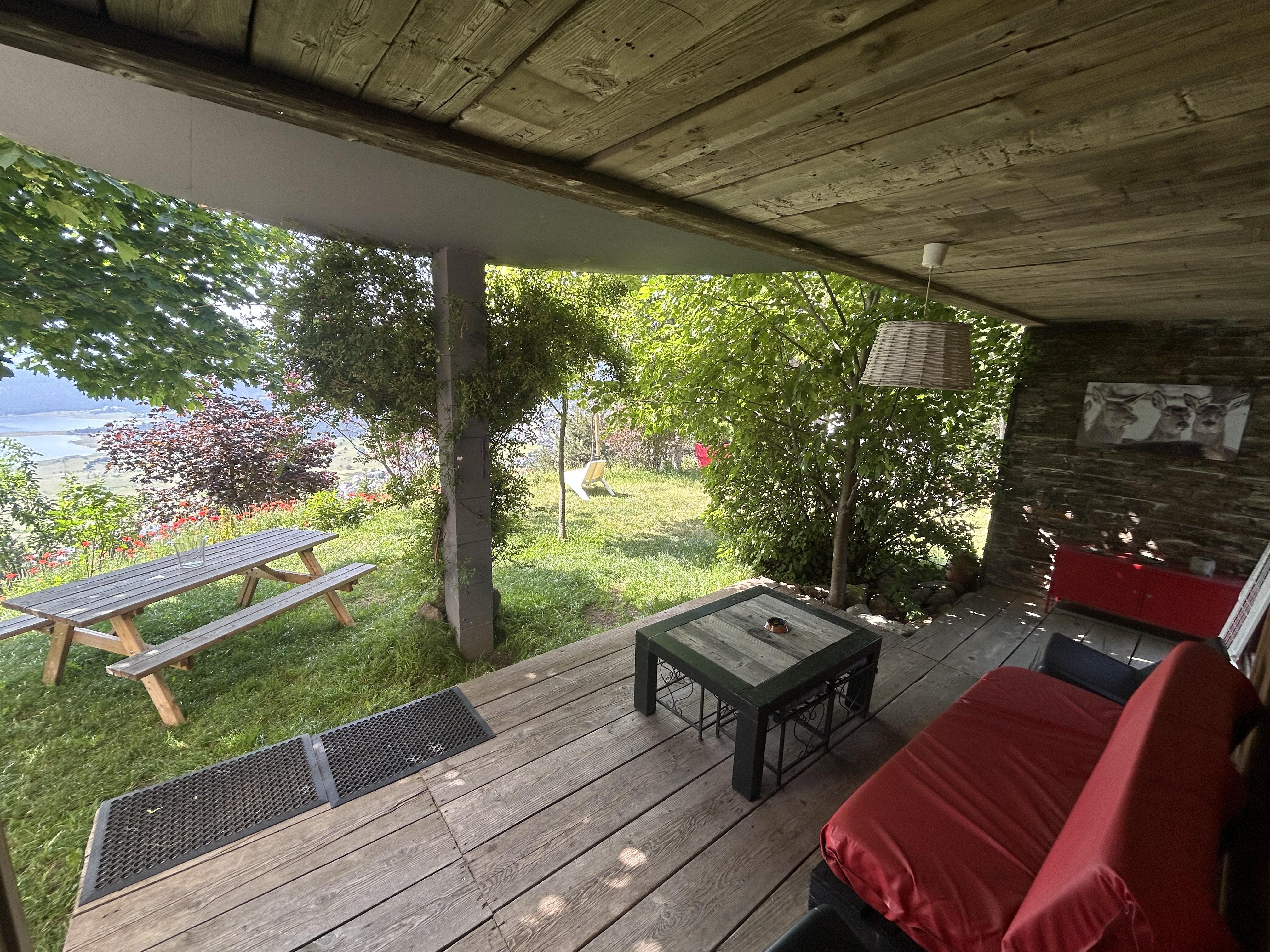 Terrasse et jardin depuis la porte d'entrée de l'appartement