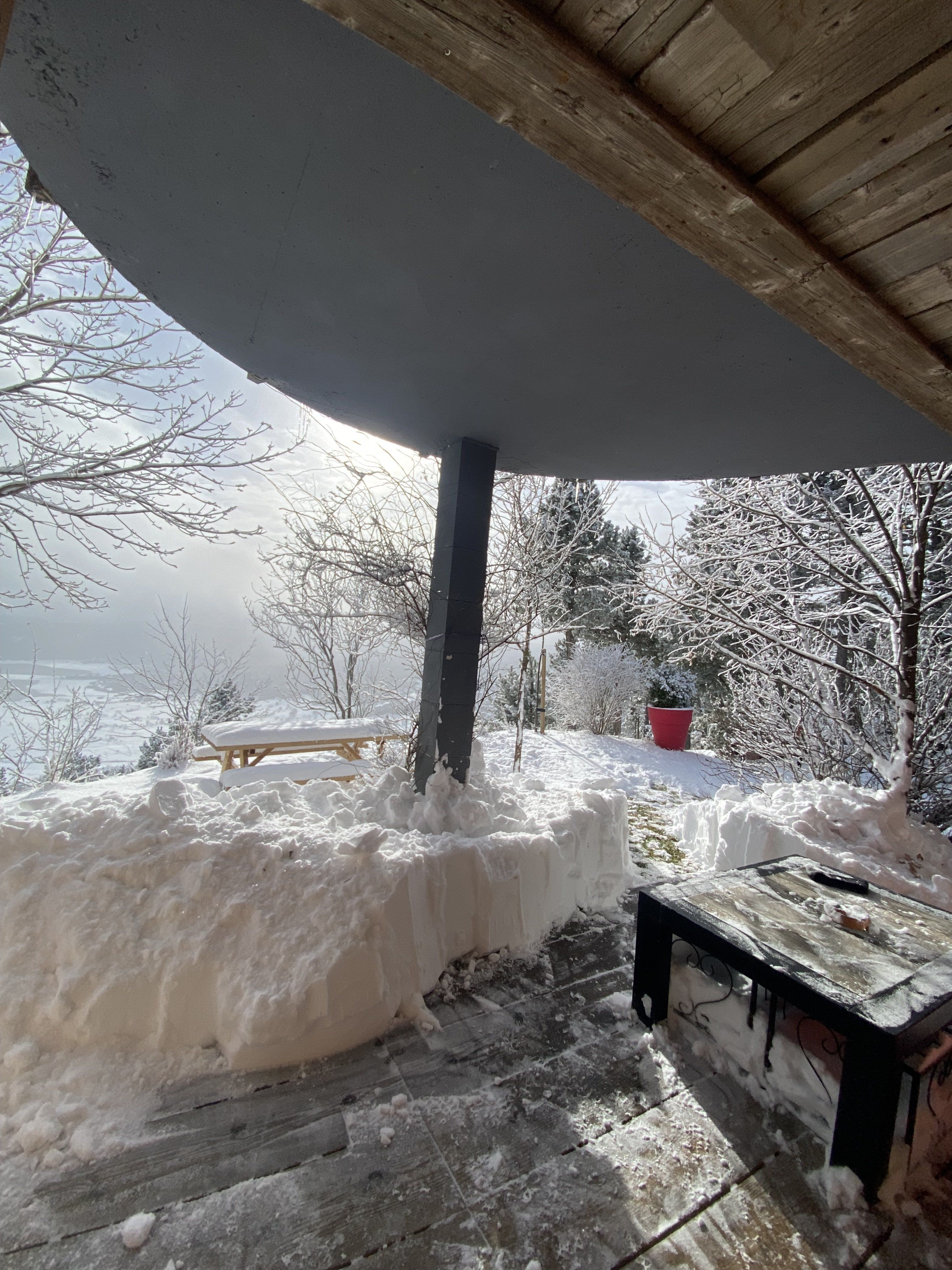 Terrasse l'hiver après une grosse chute de neige !