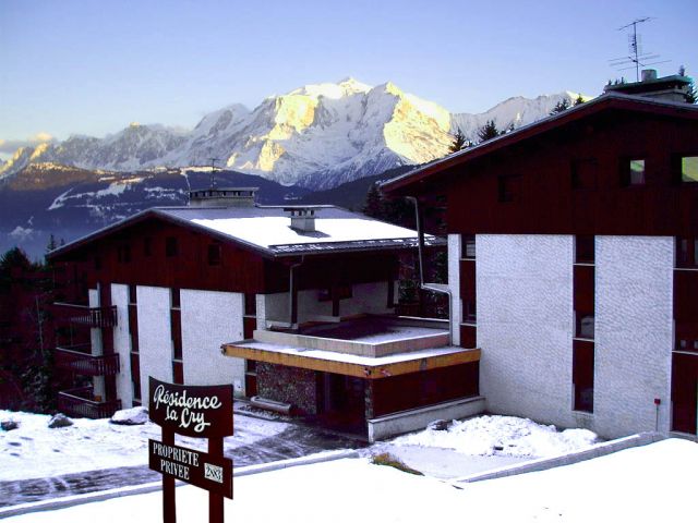 Entrée de la résidence la Cry côté parking, avec le Mont-Blanc en arrière plan. Les balcons de l'appartement sont côté Mont-Blanc.