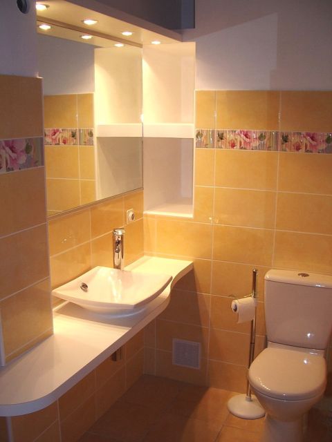 2ème Salle d'eau : Douche + lavabo + WC.