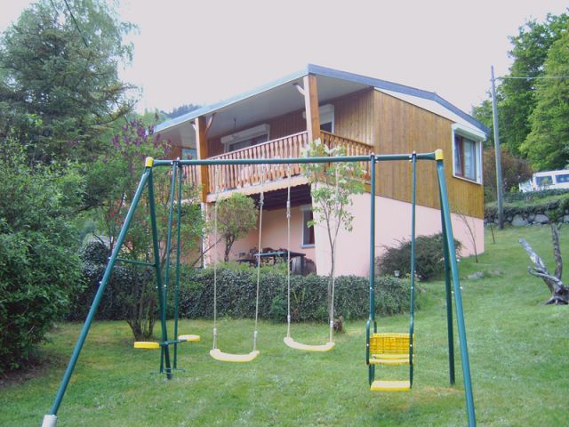 chalet avec balançoire enfant et terrain 