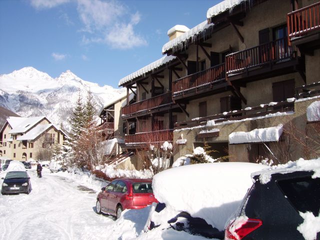Le Cadran Solaire, vu de la rue (hiver). 