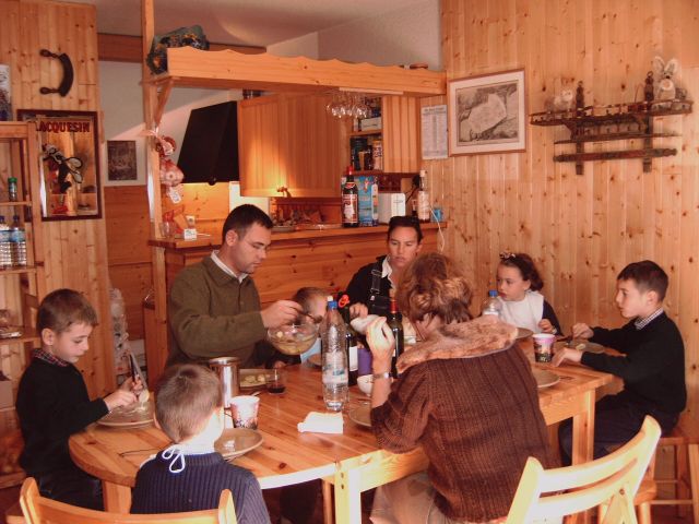 Au fond, la cuisine, derrière le bar. 