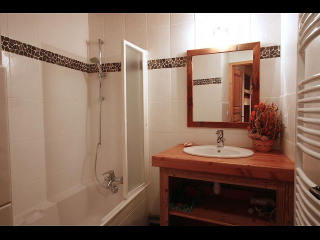 Une salle de bain avec baignoire et lavabo.