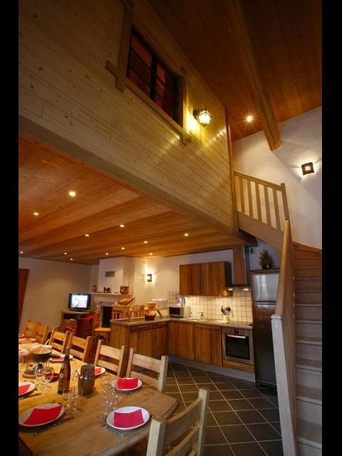 Appartement de 140m² en duplex avec 6 chambres, 3 salles d eau, 3 WC, une terrasse privee.