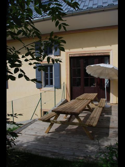 Une grande terrasse privee avec plancher en meleze de plein pied.
Barbecue a disposition.