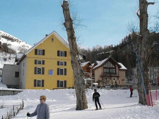 Une location idealement situee : au centre de Valloire entre les 2 remontees mecaniques principales, a proximite des commerces et des ecoles de skis.