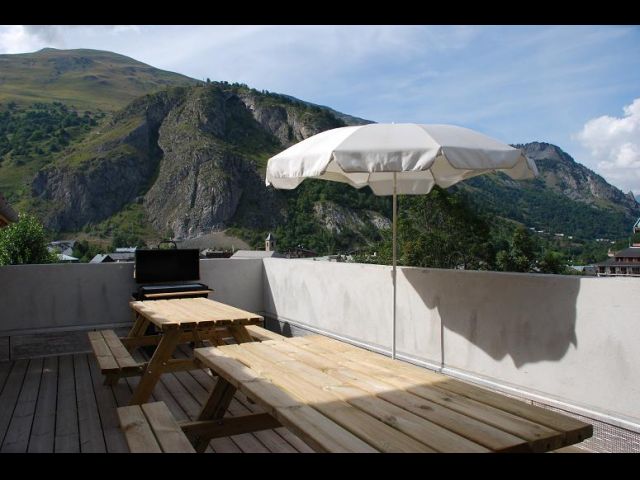 Une terrasse privee de 20 m² qui avec une vue exceptionnelle sur les montagnes, le village, le jardin d enfant de l ESF et la piste de luge.
Barbecue a disposition.